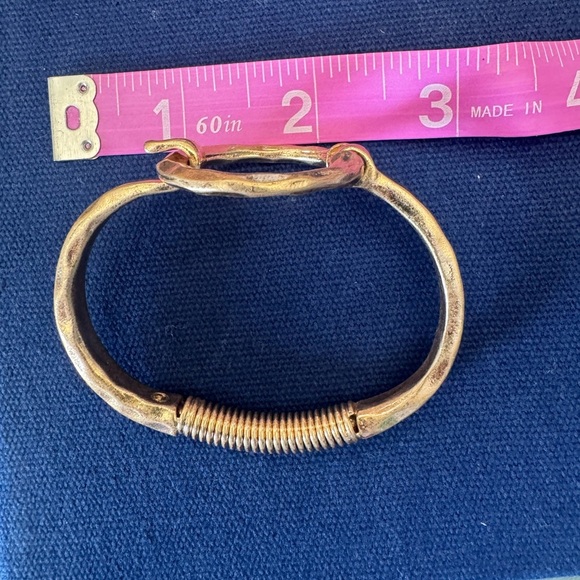 Elegant Gold-Toned Bracelet- easy on/easy off! Add some fun and flare to any day - Picture 4 of 7